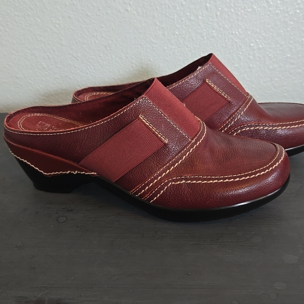 White Mountain Red Clogs Size 7 - Picture 2 of 7